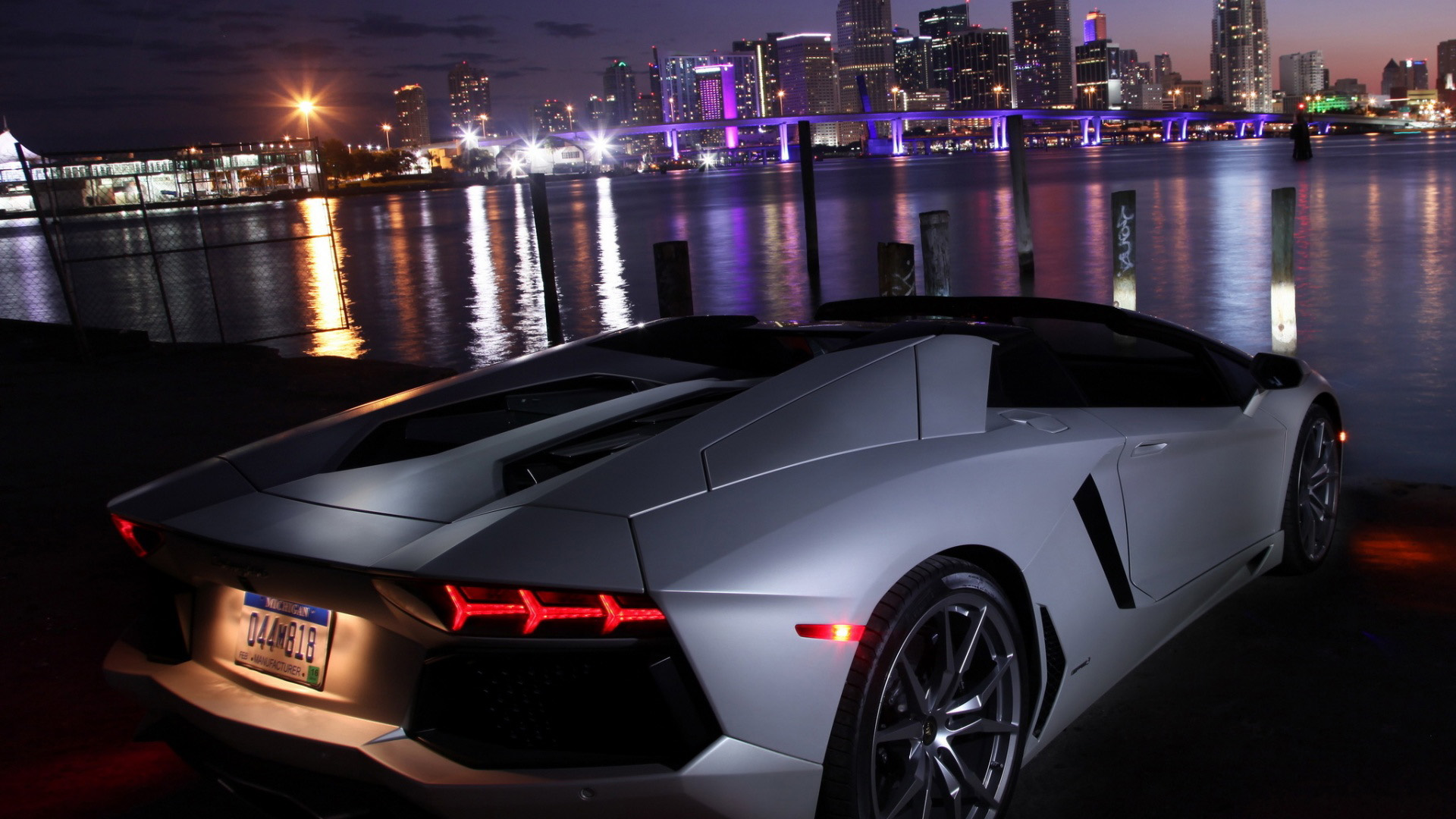兰博基尼城市夜间壁纸_高清汽车壁纸