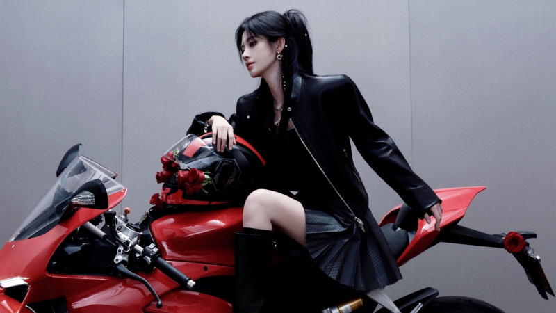 鞠婧祎红色机车美女电脑壁纸_高清美女壁纸