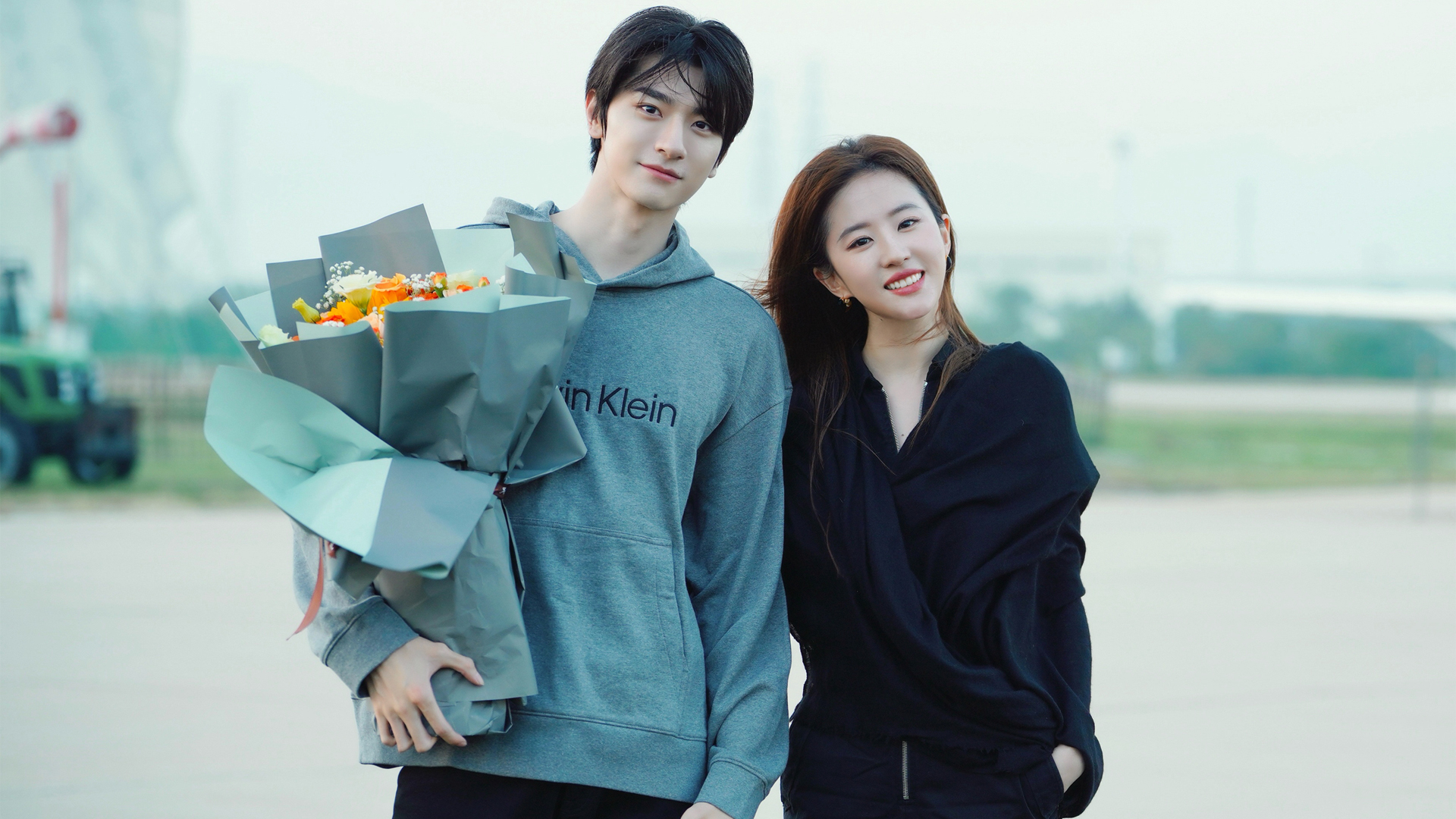 玫瑰的故事 刘亦菲 开心合影 电脑桌面影视壁纸_高清影视壁纸