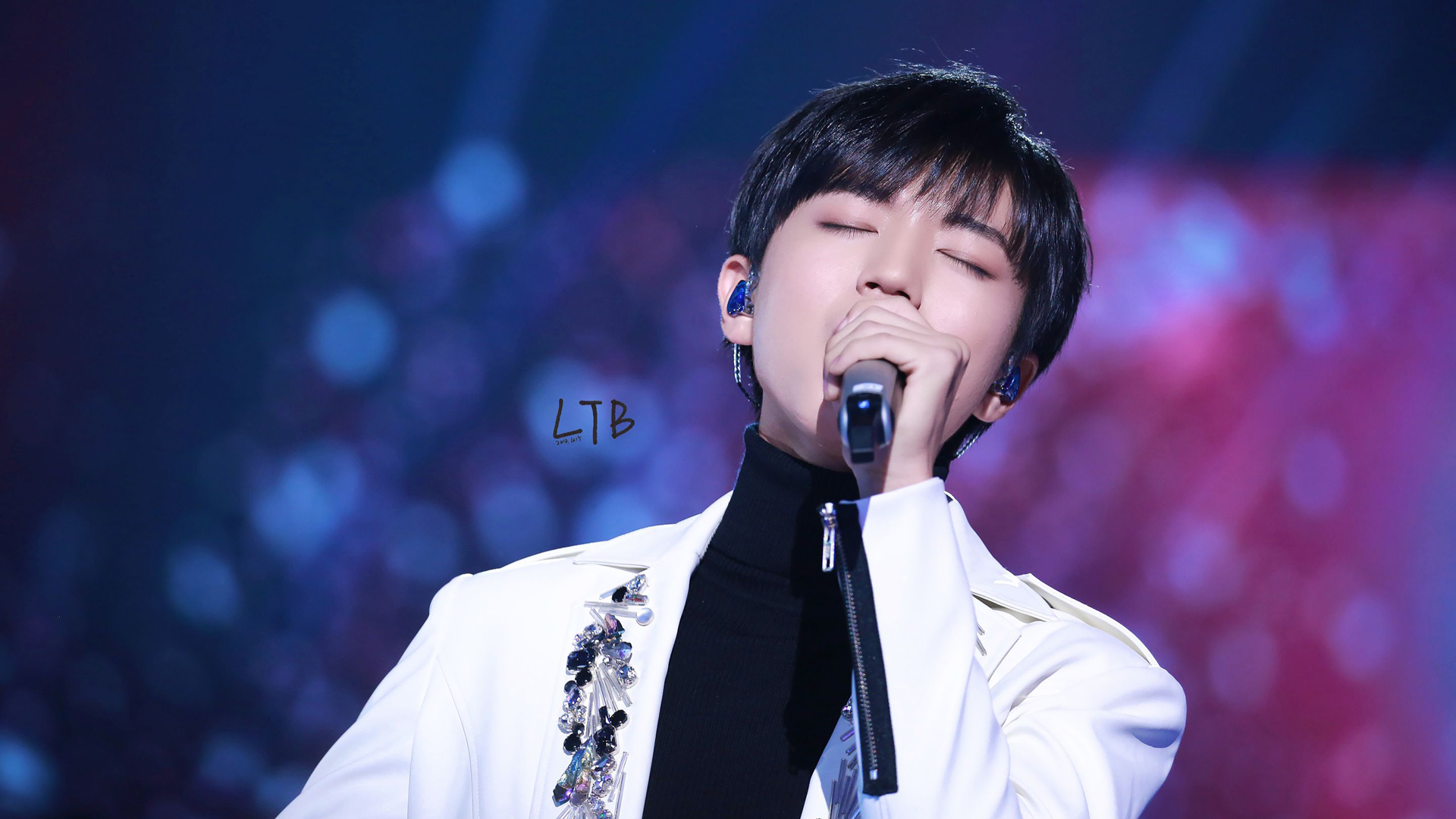 王俊凯闭眼电脑桌面人物壁纸_高清人物壁纸