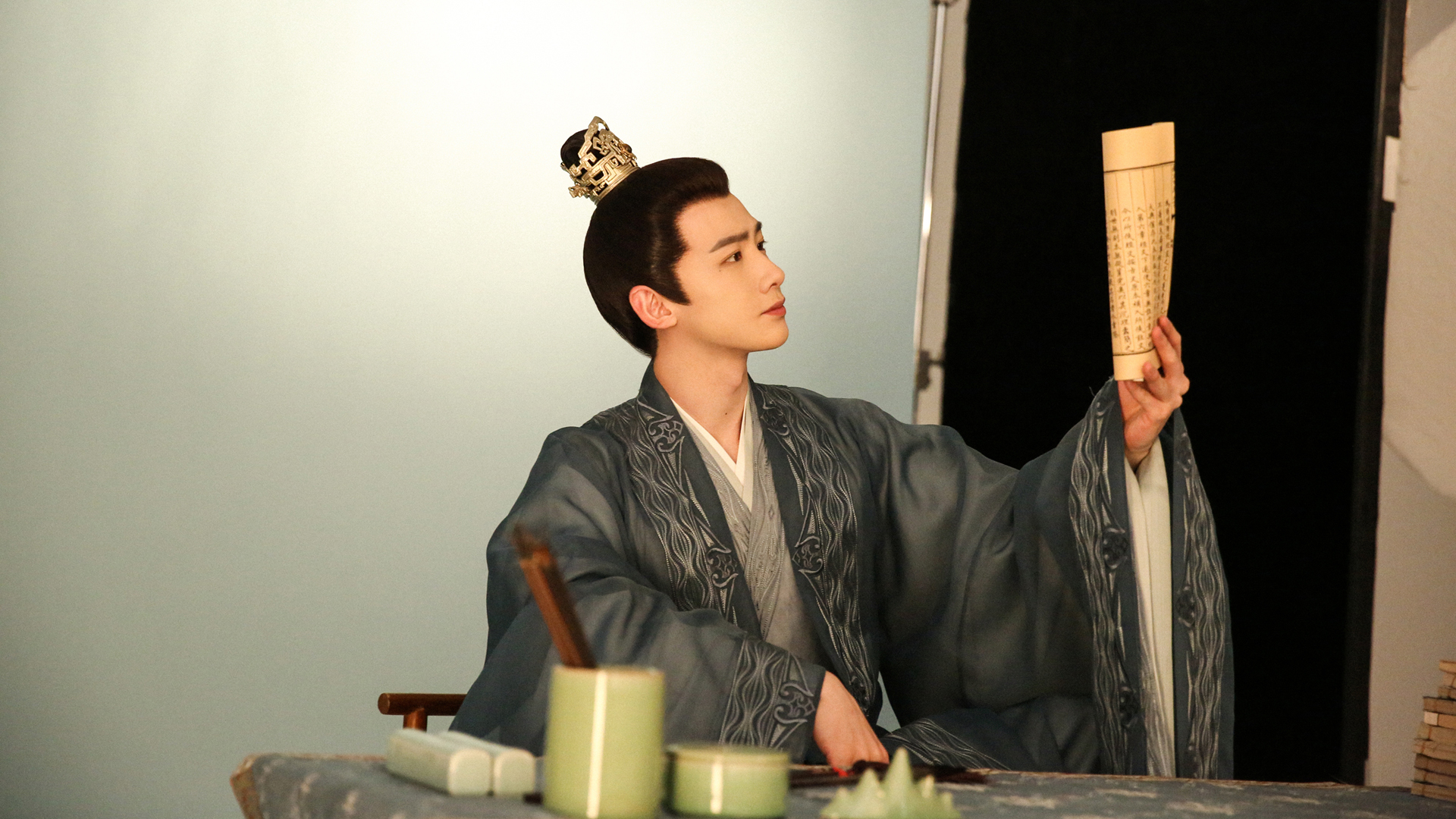 卿卿日常 白敬亭 古装 看书 桌面 壁纸_高清影视壁纸