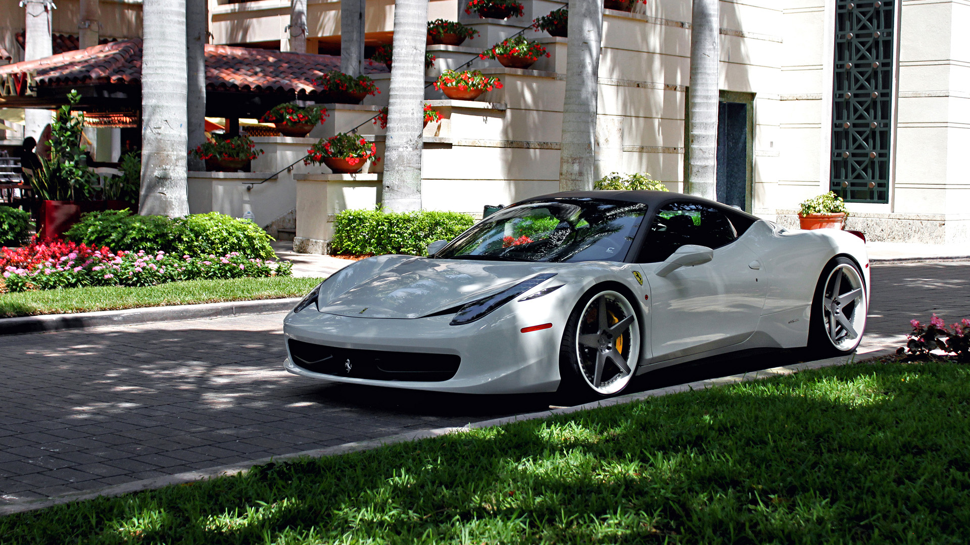 白色法拉利 花园 草地 别墅 电脑桌面汽车壁纸_高清汽车壁纸