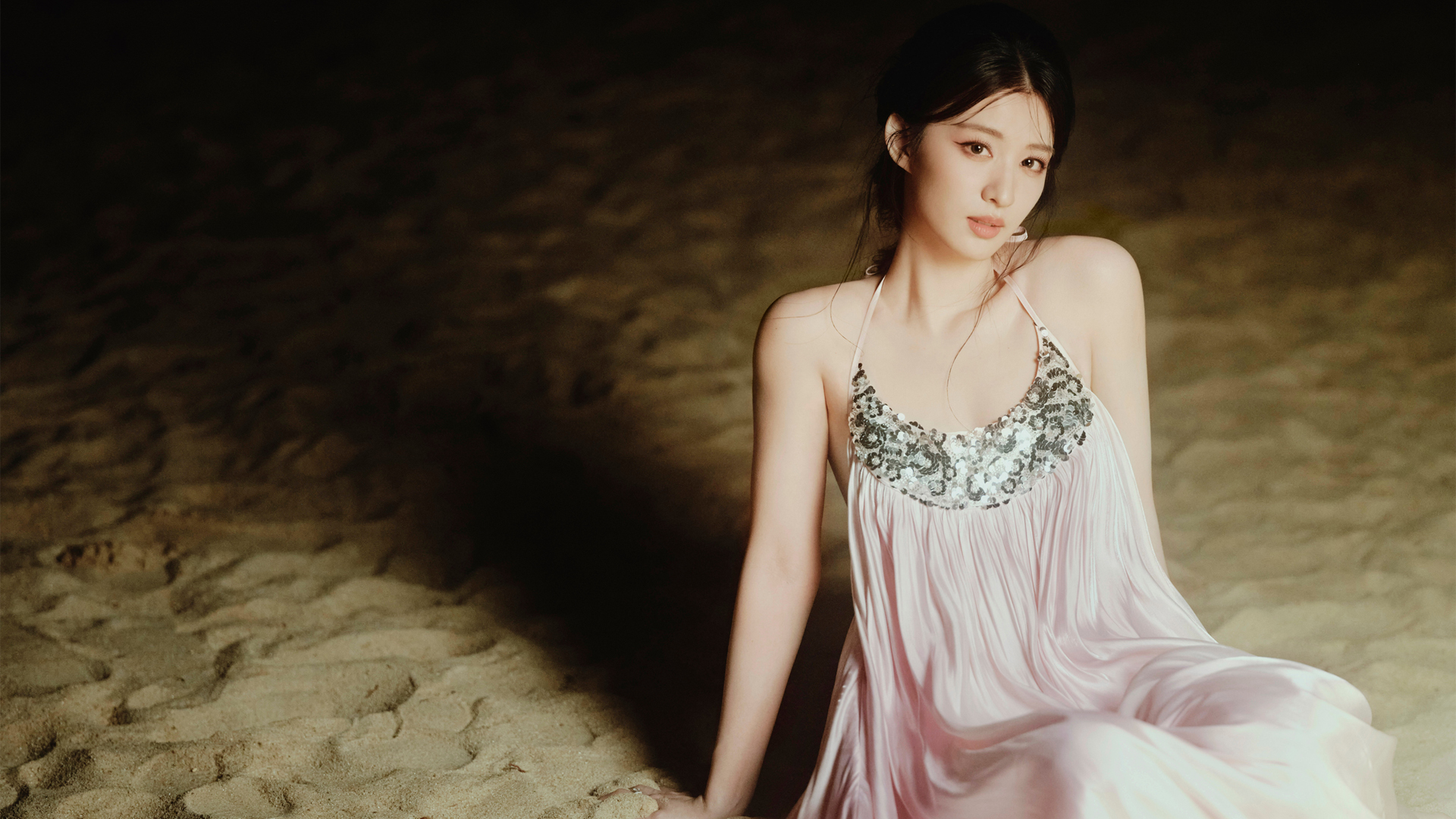 海边 沙滩 粉色长裙美女王楚然电脑桌面美女壁纸_高清美女壁纸