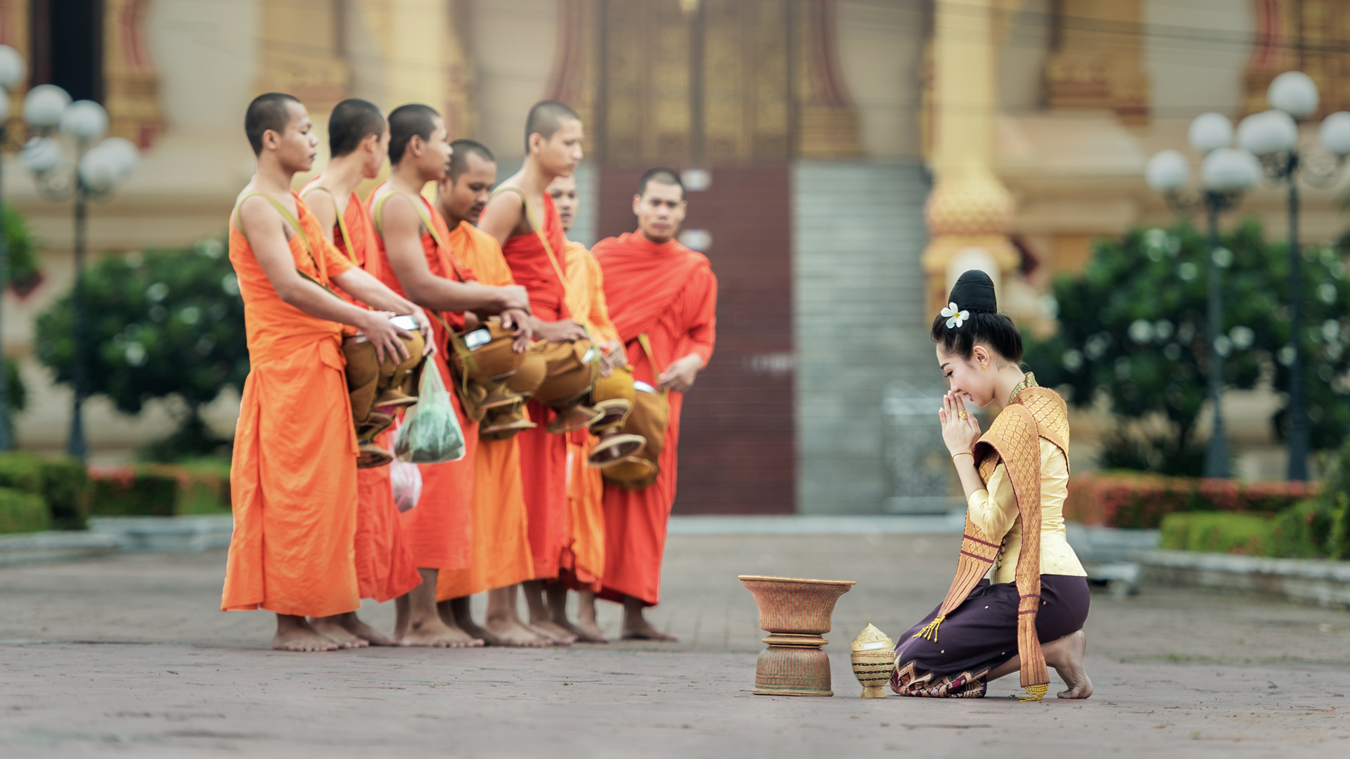 美女虔诚祈祷佛2k高清电脑桌面人物壁纸_高清人物壁纸
