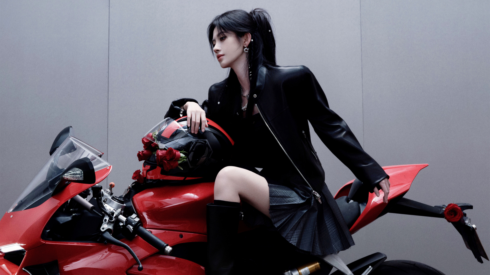 鞠婧祎红色机车美女电脑壁纸_高清美女壁纸