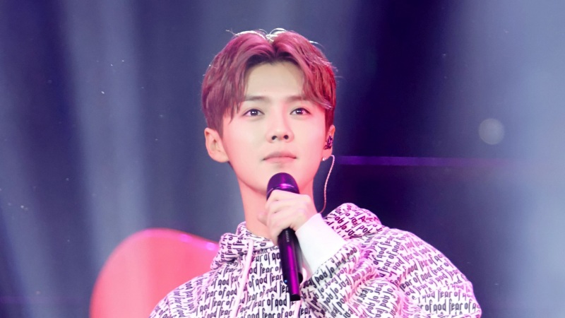 帅气鹿晗唱歌壁纸_高清人物壁纸