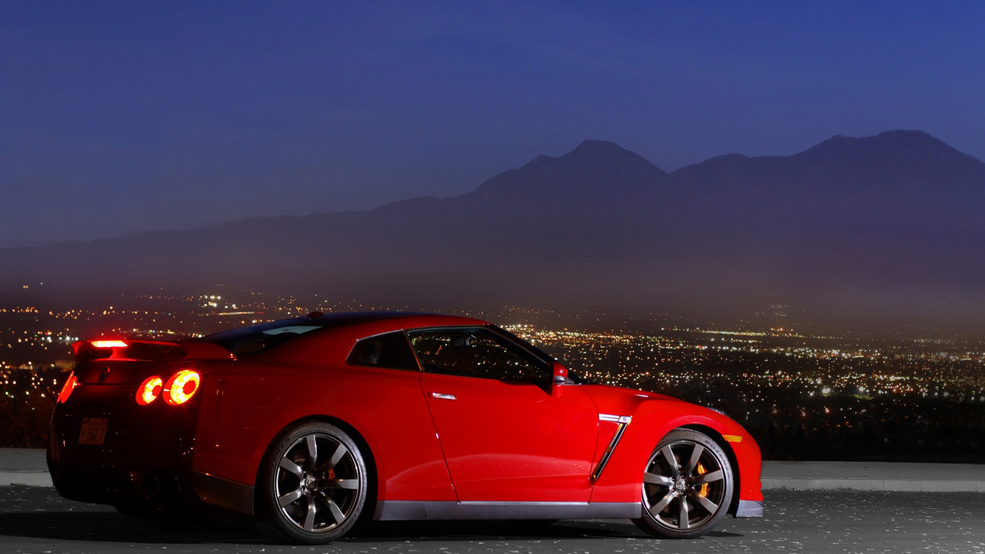 红色汽车夜景电脑桌面汽车壁纸_高清汽车壁纸