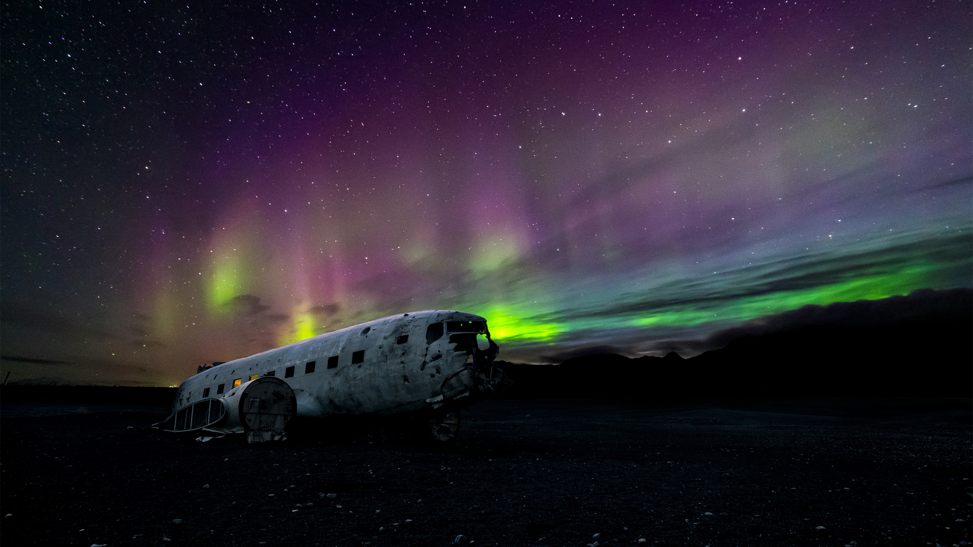 夜晚紫色极光星空2K壁纸推荐