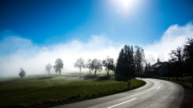 这条道路自带曲线感！奥地利山野风景电脑动漫壁纸分享
