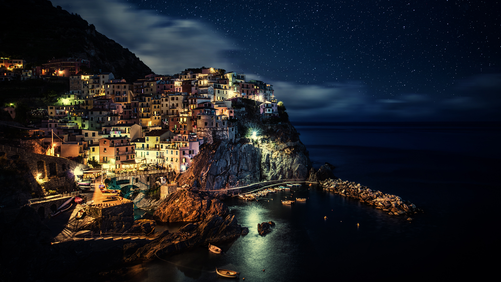 马纳罗拉夜晚海边夜景电脑桌面动漫壁纸