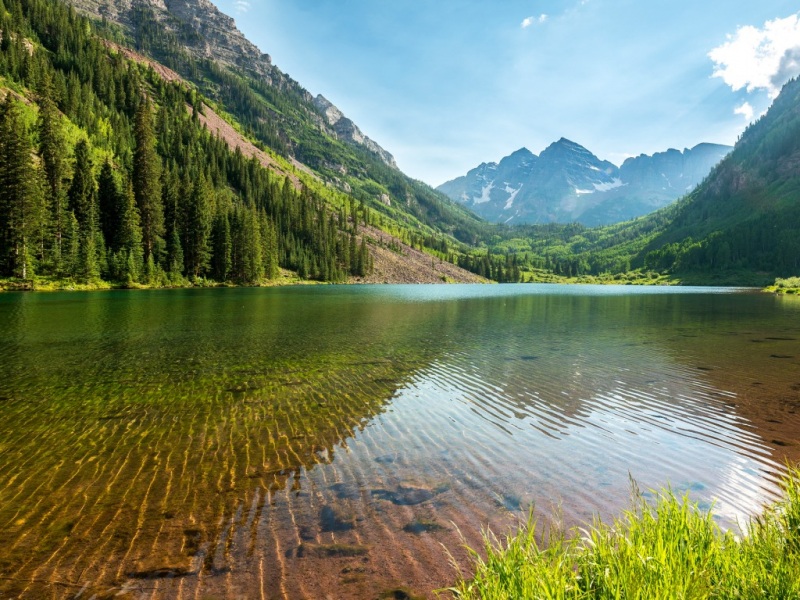 这款山水林湖自然壁纸，适配多种电脑屏幕尺寸