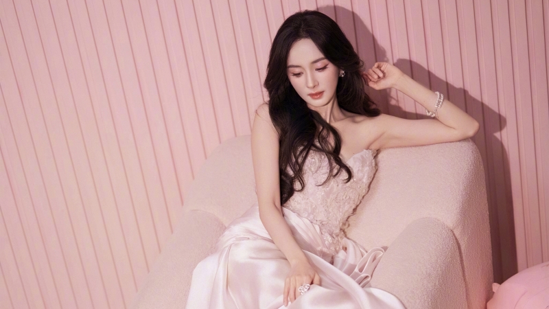 杨幂穿粉色裙的养眼高清壁纸来了 多款分辨率可选