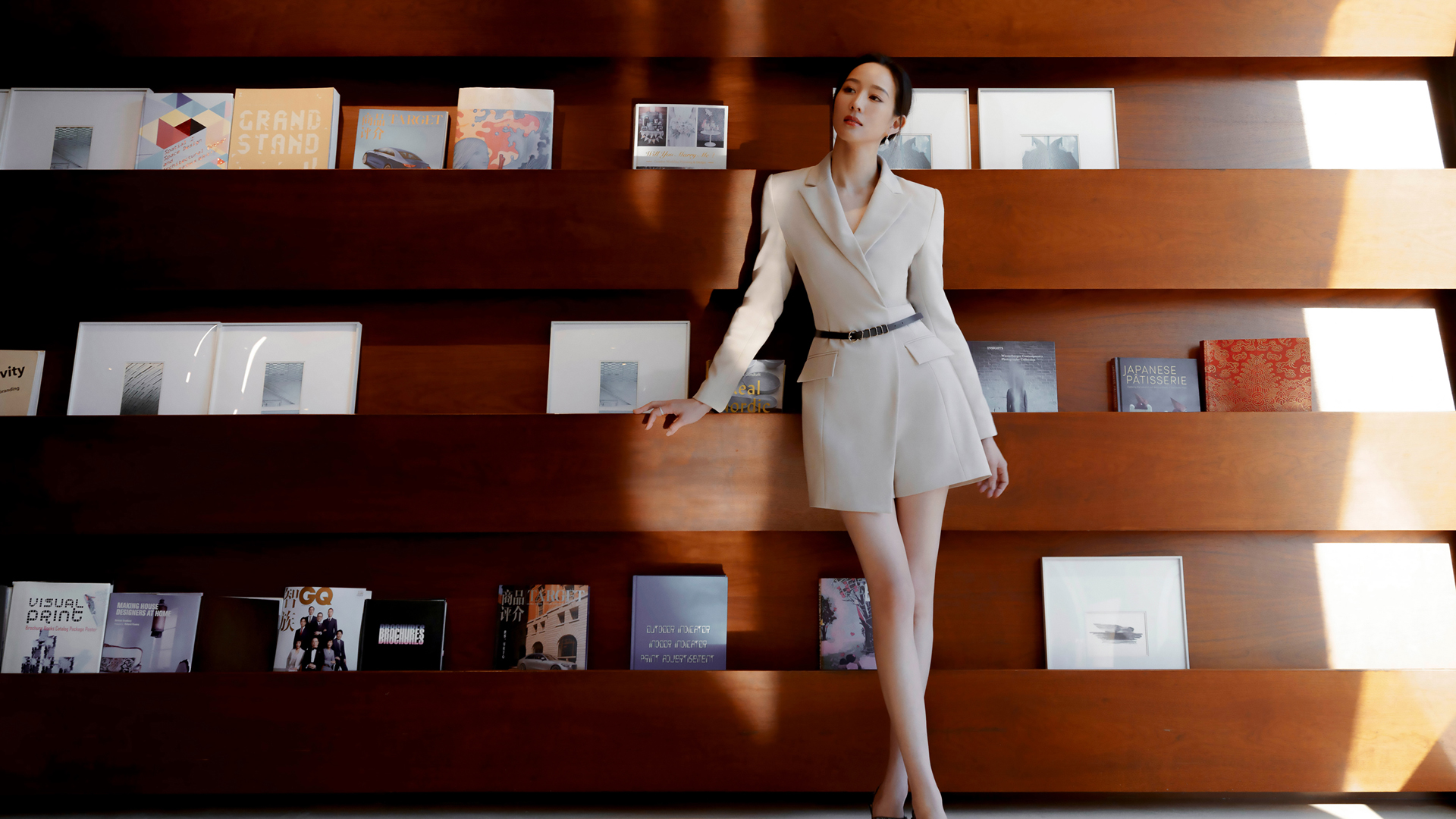 张钧甯穿白西装裙太绝！这组电脑壁纸直接封神