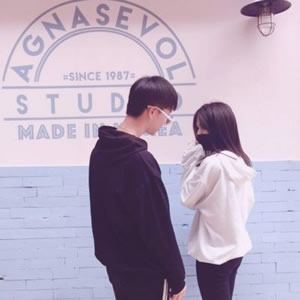 12组双人牵手背影情侣头像 一对两张高清图