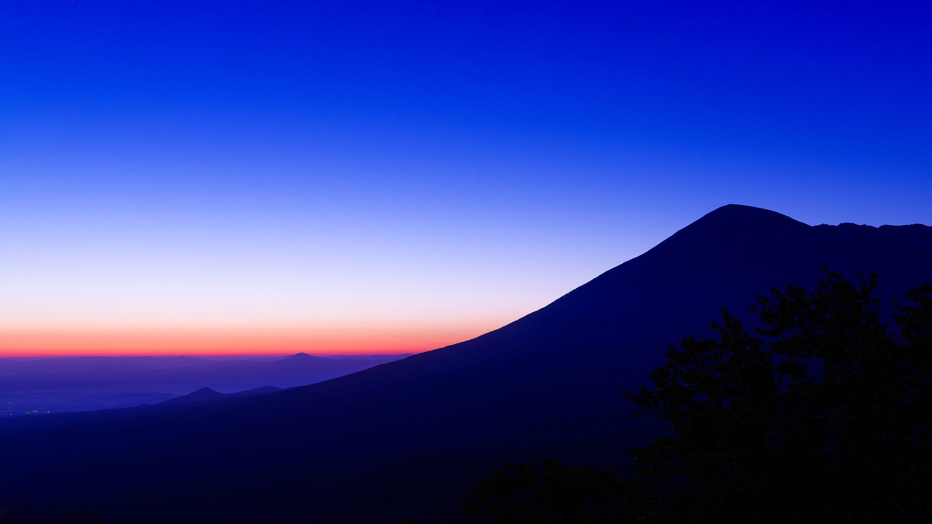 氛围感拉满！发光山树天空自然风景电脑壁纸