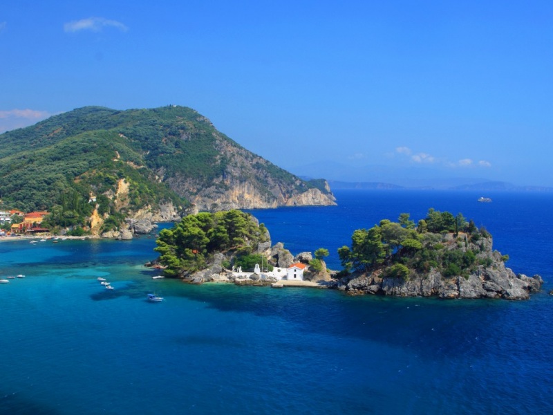 希腊米科诺斯海岛山海船景 电脑桌面动漫风壁纸