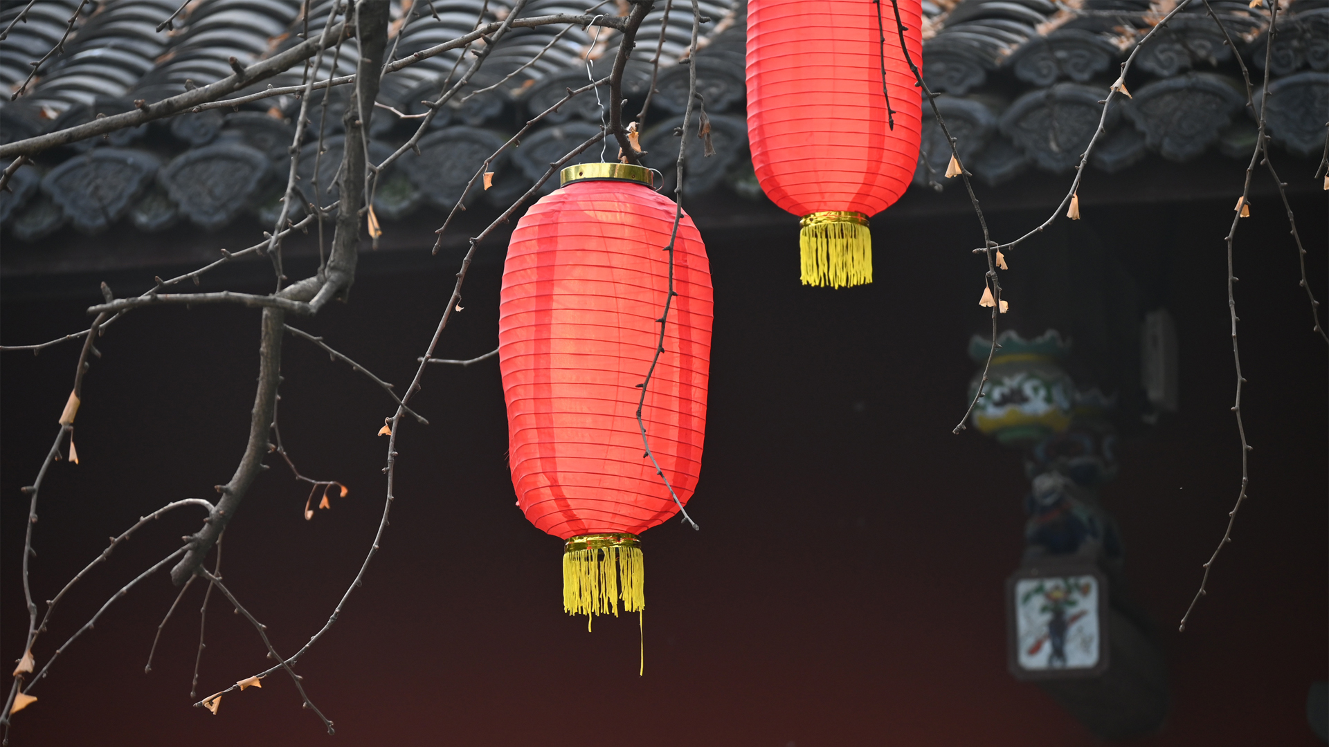 春节氛围感拉满！灯笼配瓦片树枝的治愈风景壁纸来了