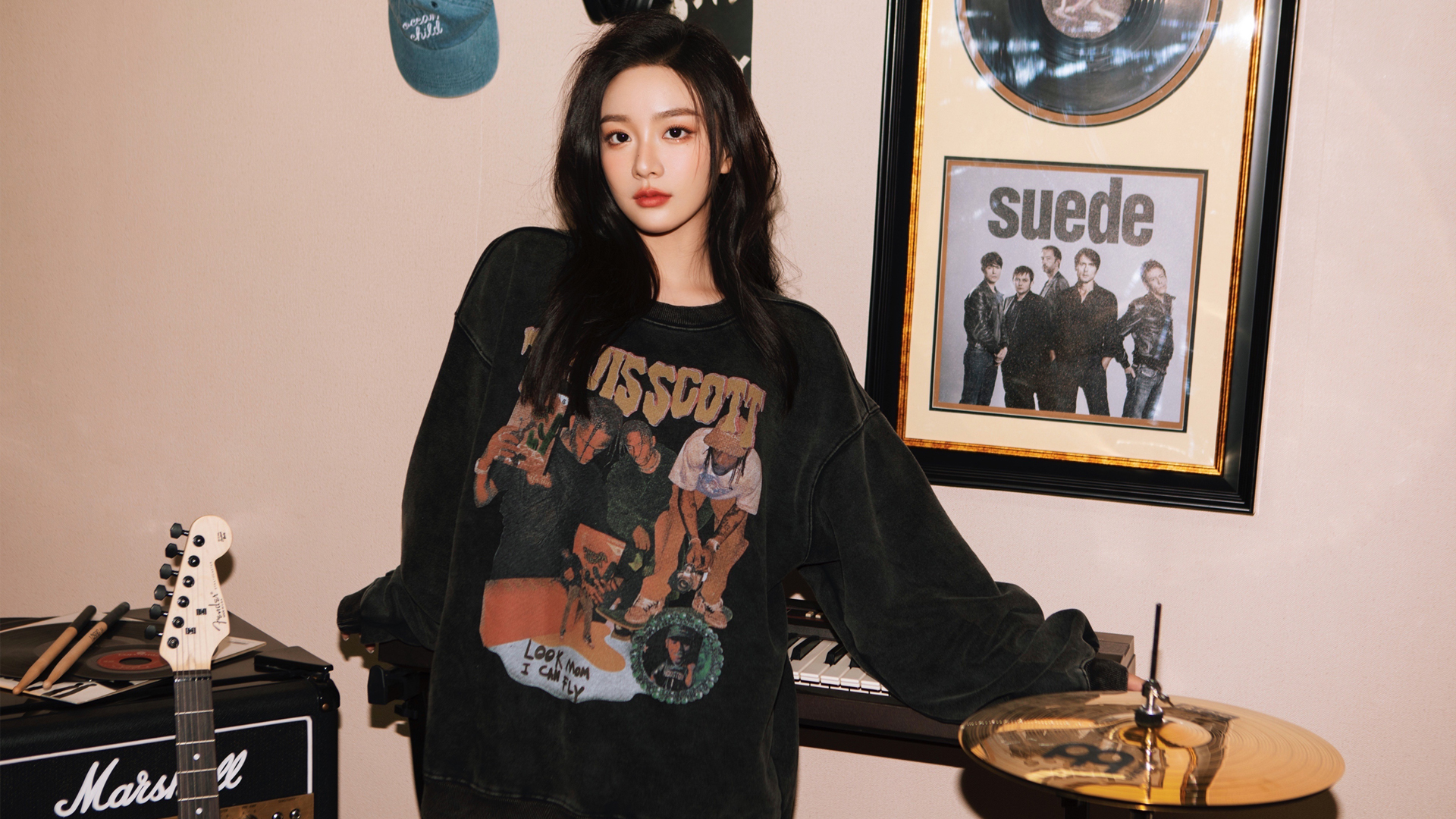 黑色衣服搭配音乐的个性美女高清壁纸推荐