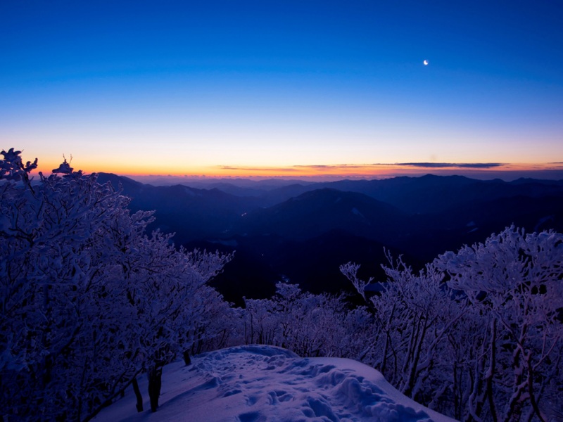 氛围感拉满！这款带夕阳雪山的动漫风电脑壁纸太绝了