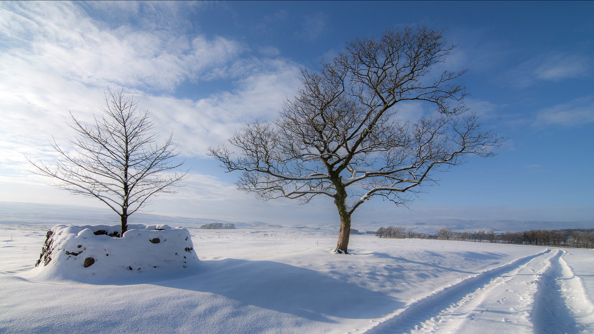 冬日雪地公路风景电脑壁纸
