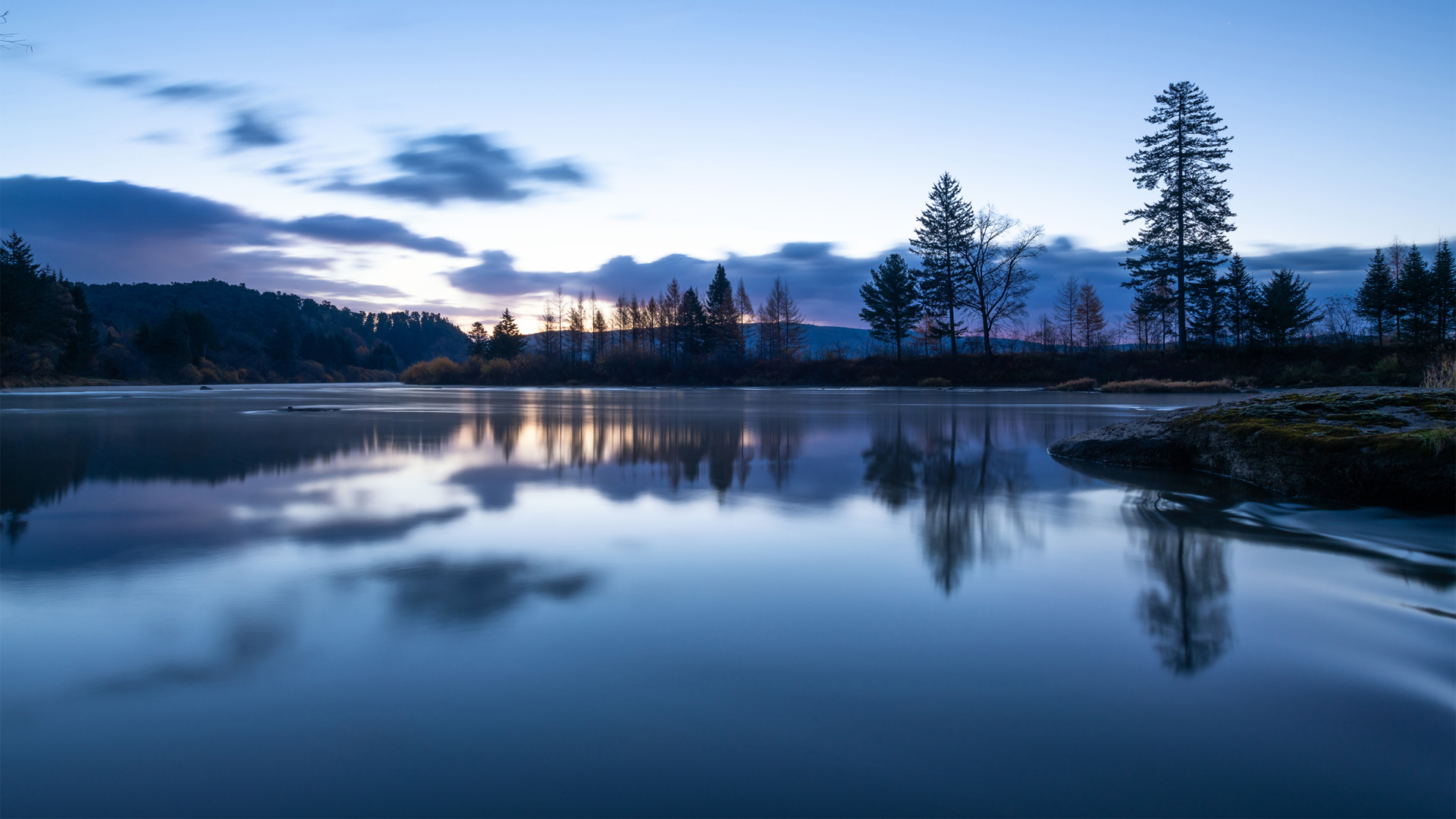 这款静谧河流风景壁纸，电脑桌面用刚好