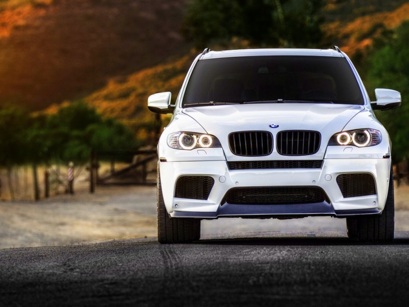 白色宝马X5M改装版高清壁纸分享，带风景氛围感的电脑桌面图
