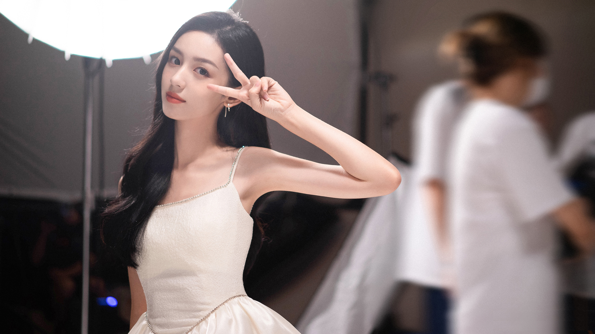 周也穿白裙比剪刀手的高清美女壁纸来了