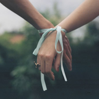 30张超甜情侣牵手头像合集 氛围感拉满的唯美手牵手情头