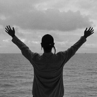 24张高清黑白背影情侣头像 一左一右超适配