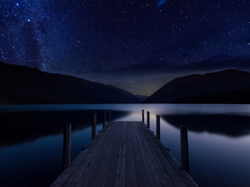 夜晚湖畔码头的星空宁静桌面壁纸来了