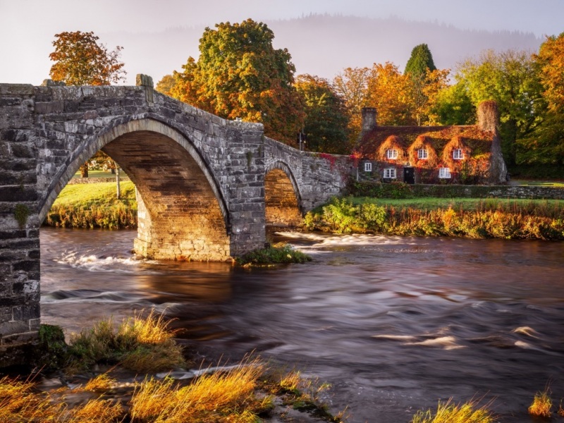 秋日童话风景壁纸：带河流房屋森林的电脑桌面图