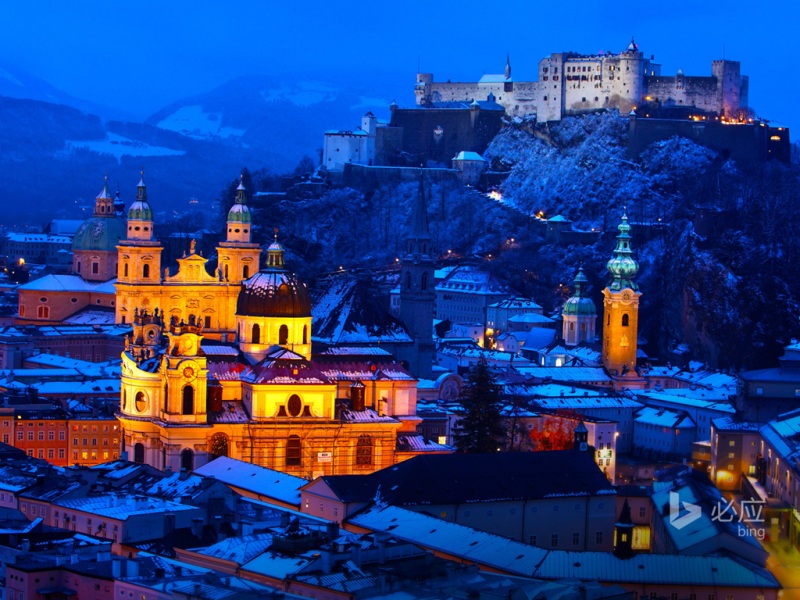 奥地利萨尔茨堡冬日风景电脑壁纸：老城教堂与要塞的冬日盛景