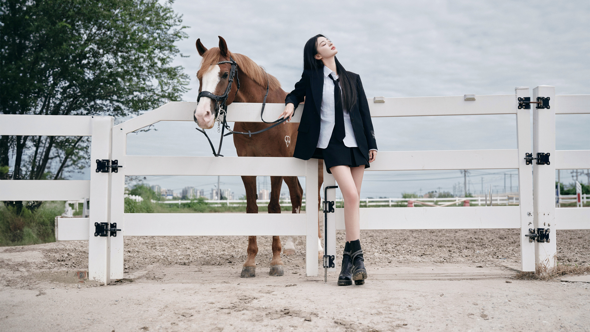 王楚然带马栏杆造型的高清电脑壁纸来啦