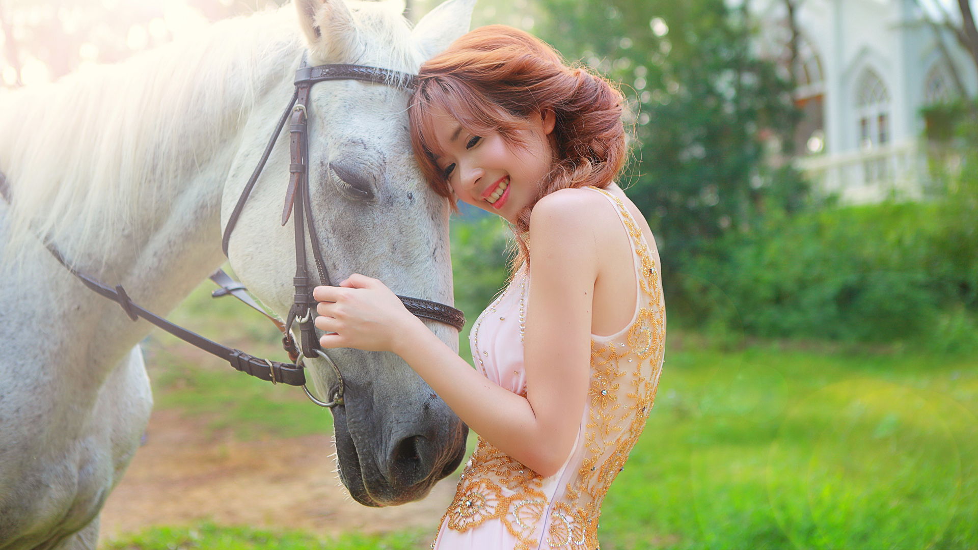 带微笑的美女和马 多款高清电脑桌面壁纸分享