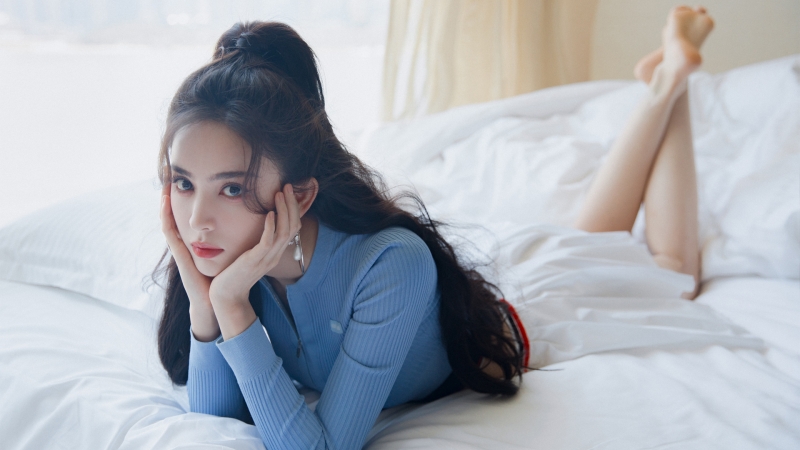 古力娜扎蓝上衣白裙子造型高清壁纸合集