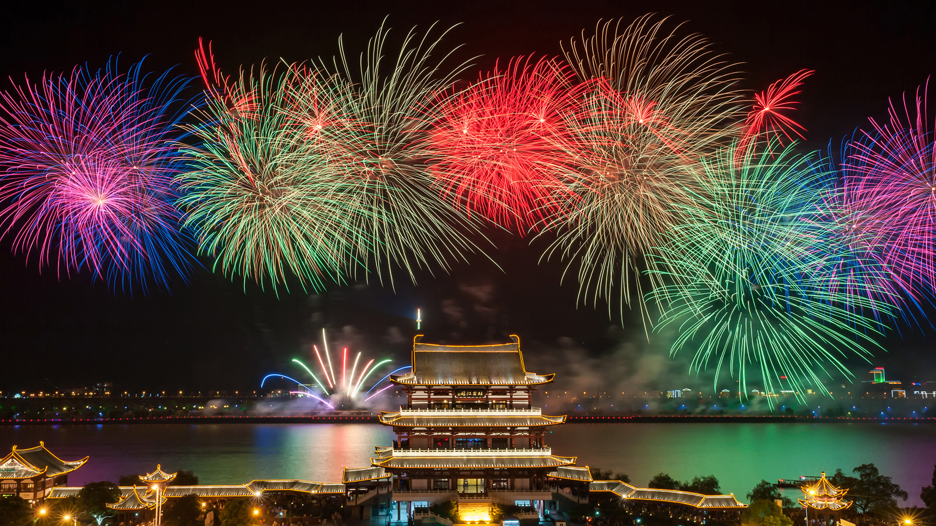 除夕夜氛围感拉满！这款烟花新年风景电脑壁纸太适配春节了