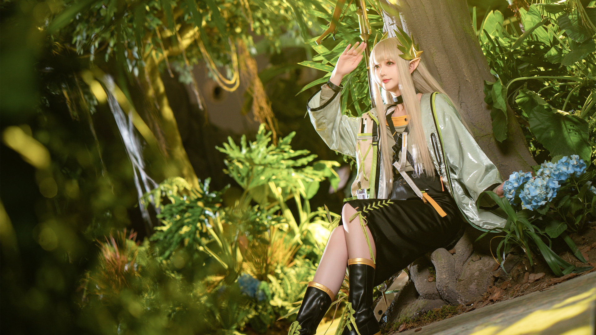 兽耳cosplay黑裙美女壁纸 带树景的电脑桌面高清图