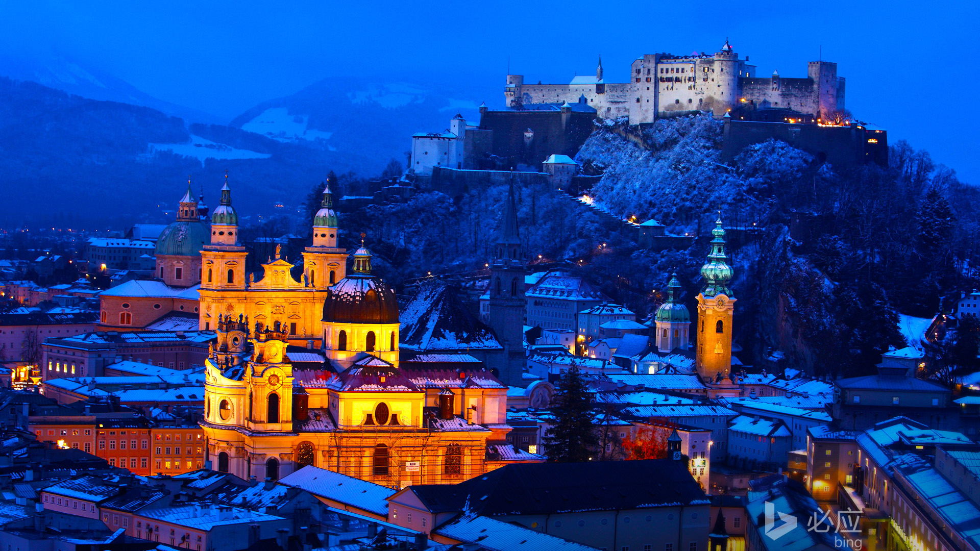 奥地利萨尔茨堡冬日风景电脑壁纸：老城教堂与要塞的冬日盛景
