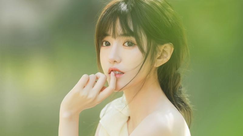 清纯美女配绿背景 护眼高清壁纸资源上新