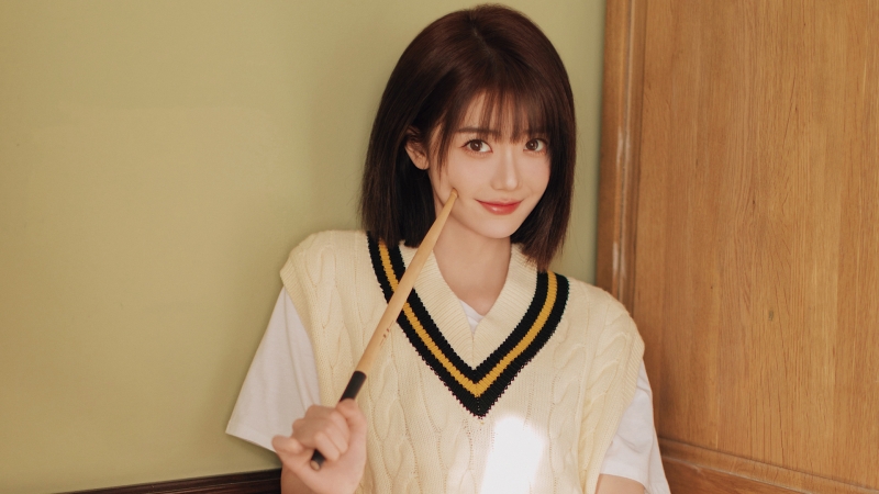 可爱短发穿白毛衣的美女高清壁纸来啦