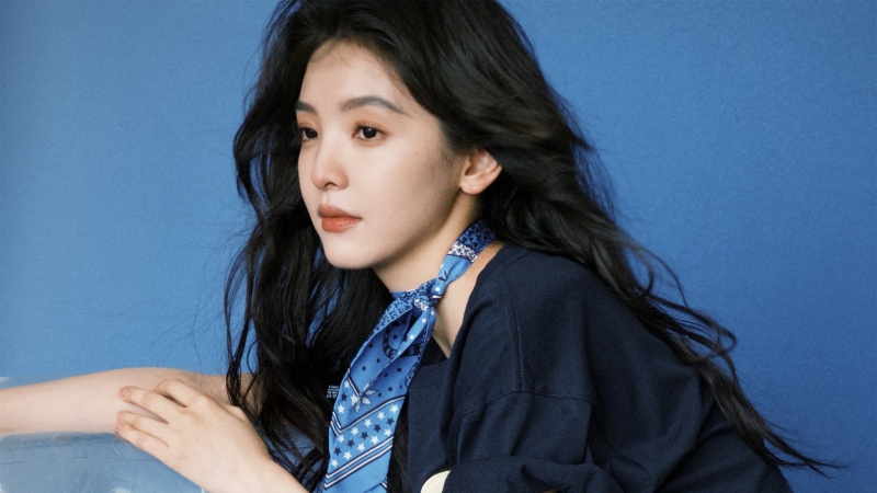 章若楠蓝色背景长发美女高清壁纸来啦
