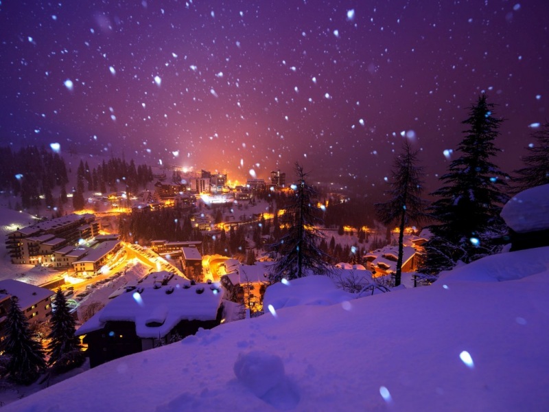意大利阿尔卑斯山贝加莫深夜飘雪灯光壁纸来啦