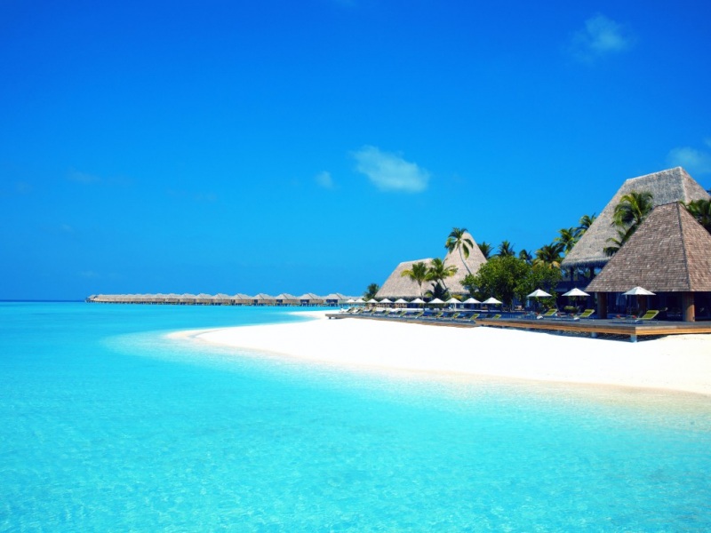 蓝天下海畔沙滩别墅 这套风景壁纸太治愈了