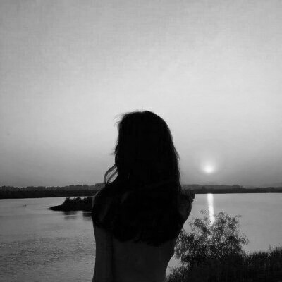 24张高清黑白背影情侣头像 一左一右超适配