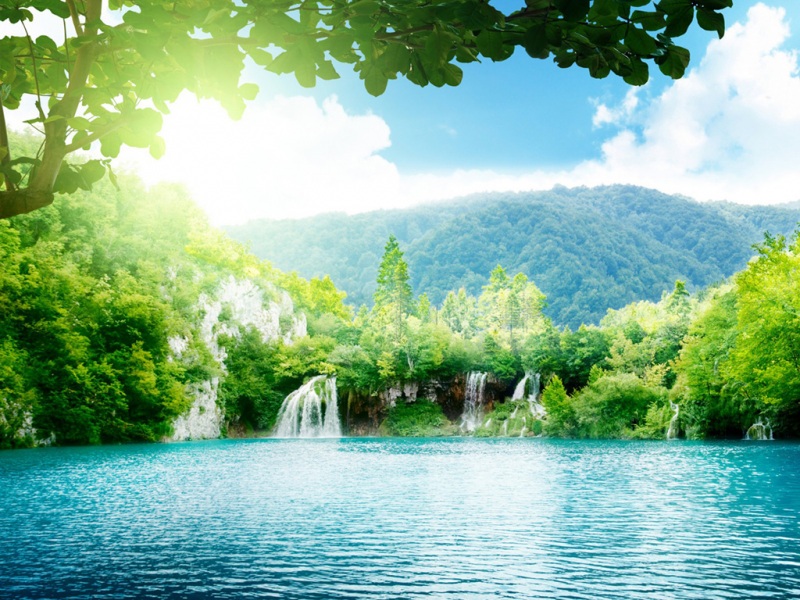 森林高山瀑布风景宽屏电脑壁纸