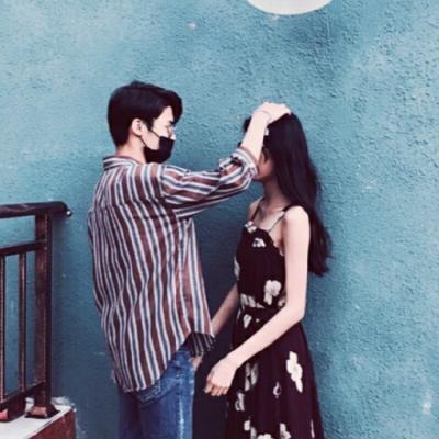 这里是针对该网页的新闻稿重写，请注意该内容是网页源码，实际呈现的是情侣头像素材页面，以下严格按照要求处理：