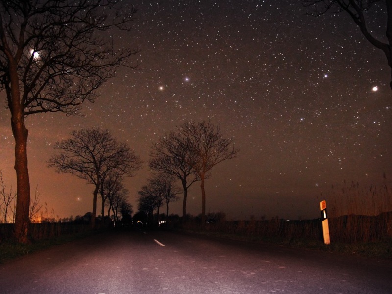 深夜公路林间星月夜 这套壁纸氛围感拉满