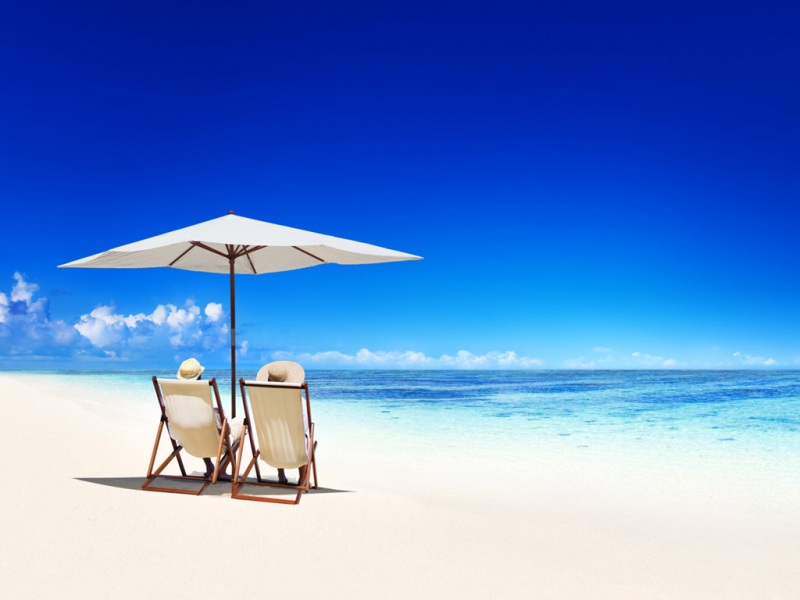 夏日海岛治愈风景！带遮阳伞躺椅的热带沙滩电脑壁纸