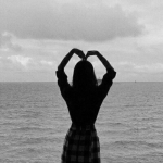 24张高清黑白背影情侣头像 一左一右超适配