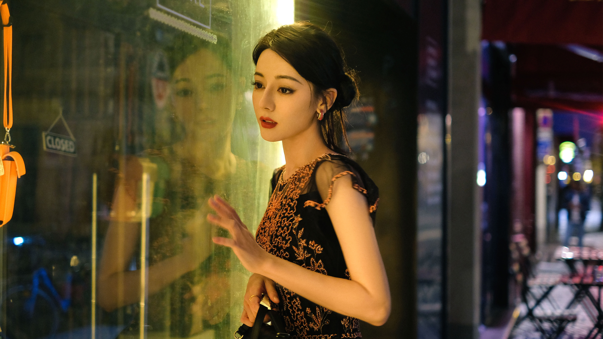 迪丽热巴 玻璃窗 美女电脑桌面高清壁纸推荐